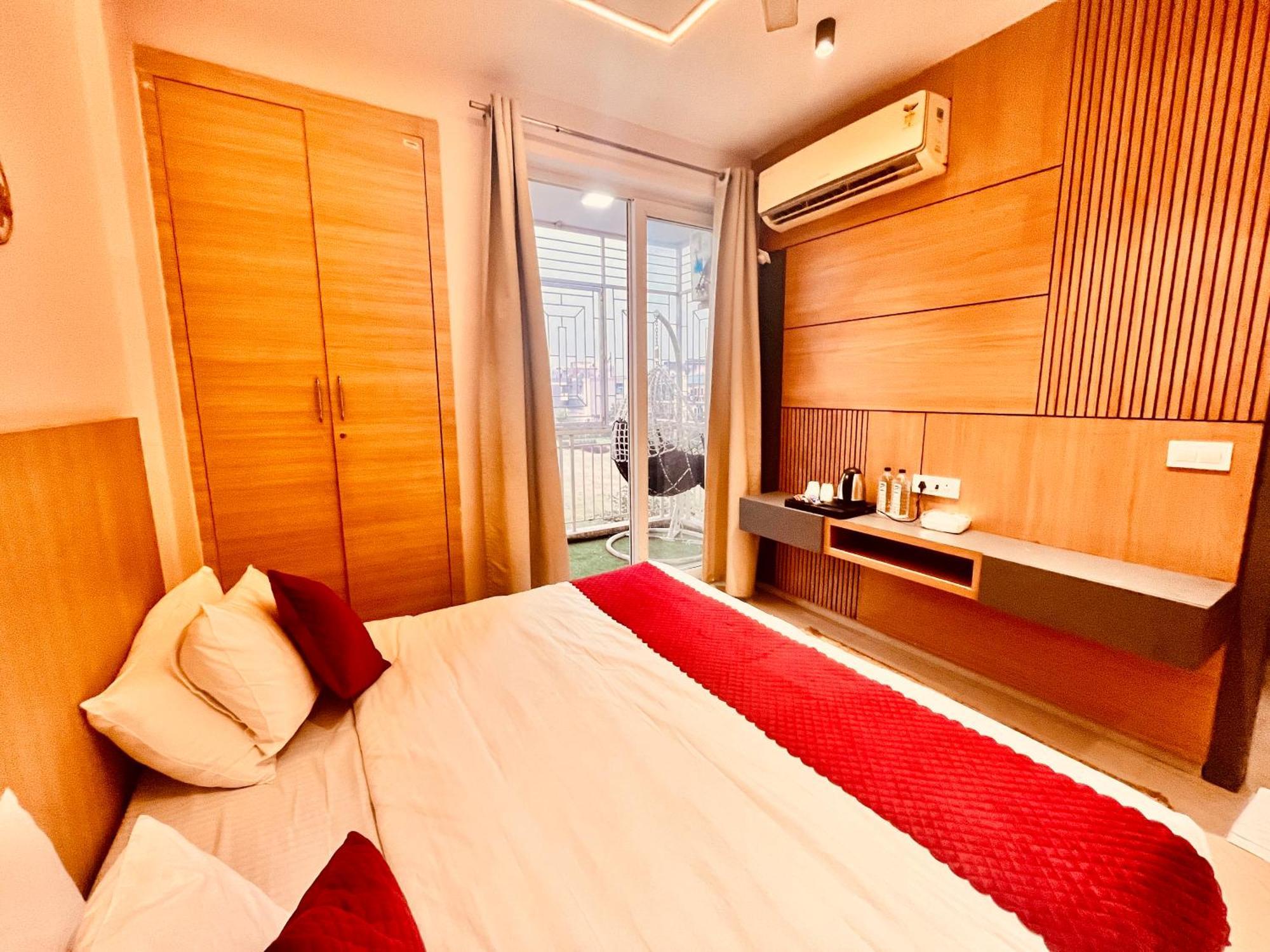Pearl Grand Boutique Cottage In Omaxe Anandam Vrindavan - #Premium Ac Rooms With Balcony #Big Parking #Lift #Garden #Peaceful Area #Near Prem Mandir #Property Of The Year #Most Awarded 外观 照片