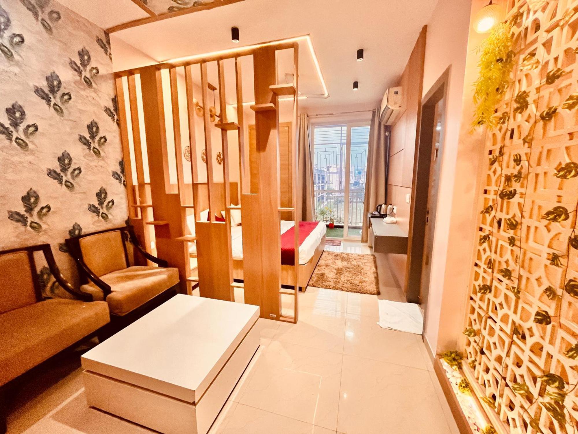 Pearl Grand Boutique Cottage In Omaxe Anandam Vrindavan - #Premium Ac Rooms With Balcony #Big Parking #Lift #Garden #Peaceful Area #Near Prem Mandir #Property Of The Year #Most Awarded 外观 照片