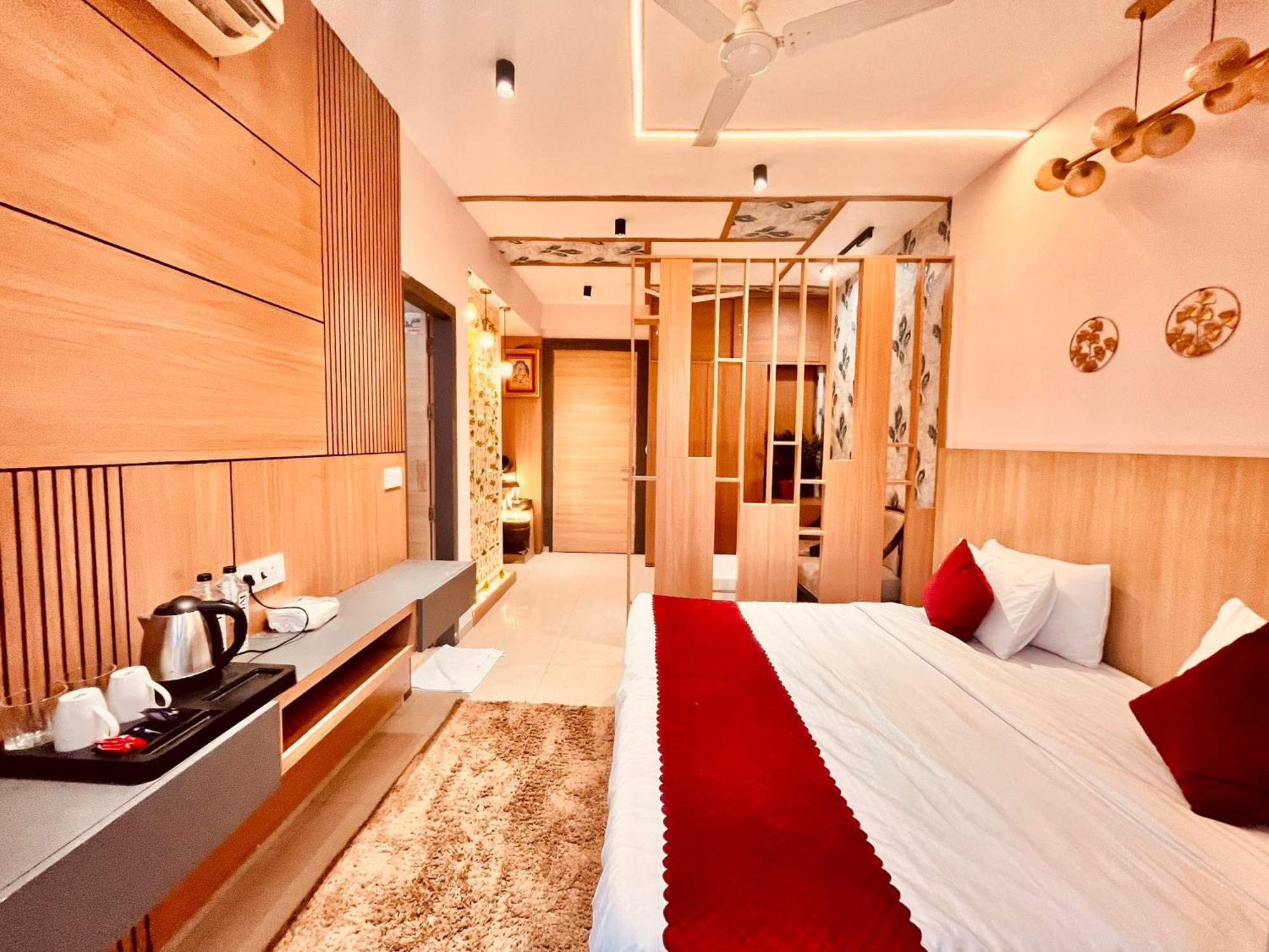 Pearl Grand Boutique Cottage In Omaxe Anandam Vrindavan - #Premium Ac Rooms With Balcony #Big Parking #Lift #Garden #Peaceful Area #Near Prem Mandir #Property Of The Year #Most Awarded 外观 照片