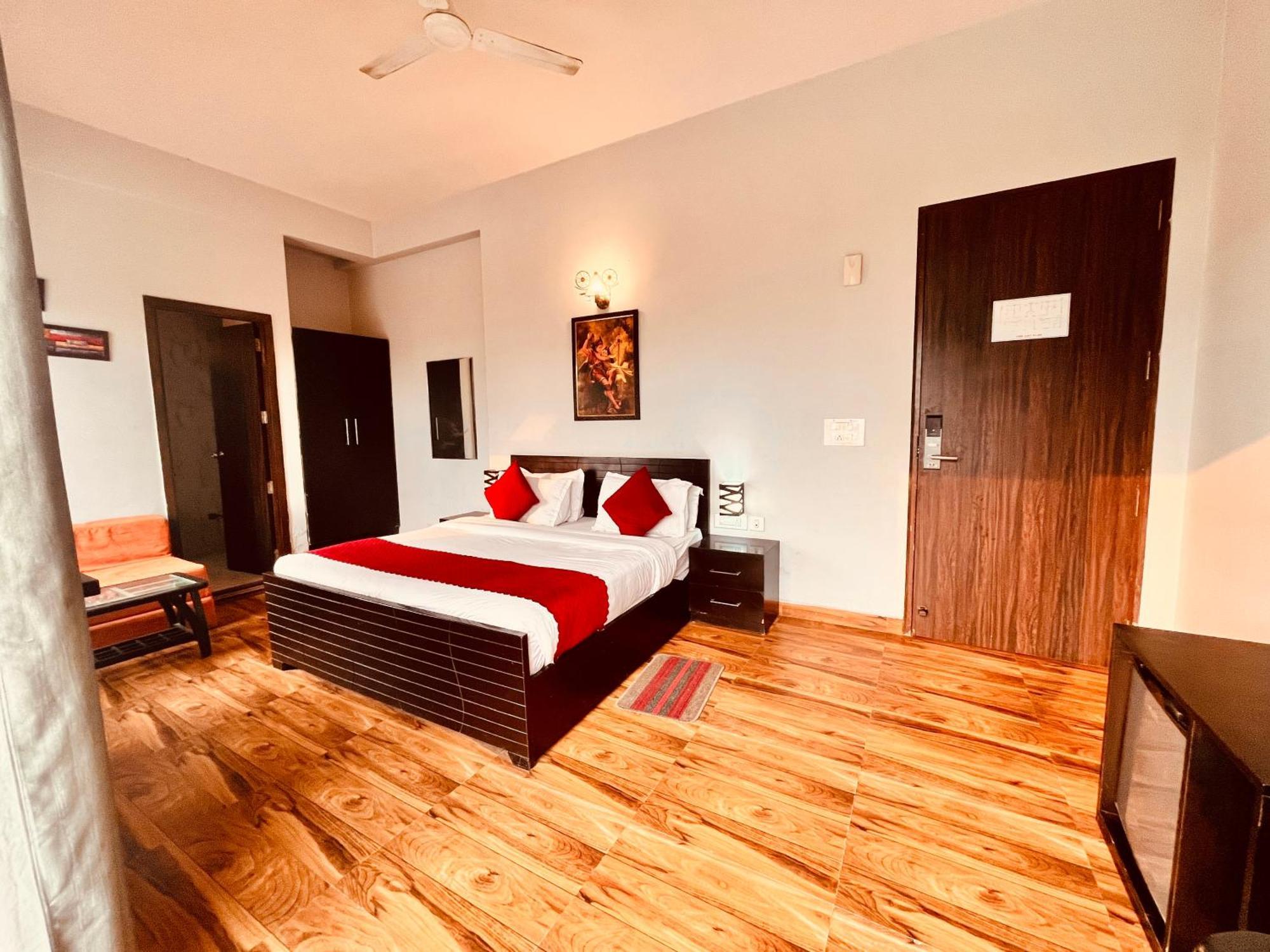 Pearl Grand Boutique Cottage In Omaxe Anandam Vrindavan - #Premium Ac Rooms With Balcony #Big Parking #Lift #Garden #Peaceful Area #Near Prem Mandir #Property Of The Year #Most Awarded 外观 照片