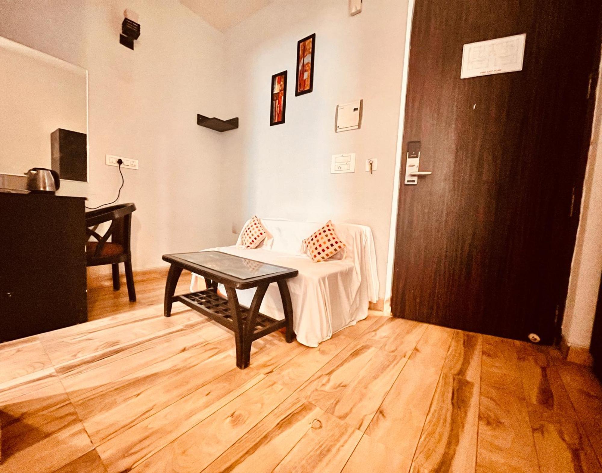 Pearl Grand Boutique Cottage In Omaxe Anandam Vrindavan - #Premium Ac Rooms With Balcony #Big Parking #Lift #Garden #Peaceful Area #Near Prem Mandir #Property Of The Year #Most Awarded 外观 照片