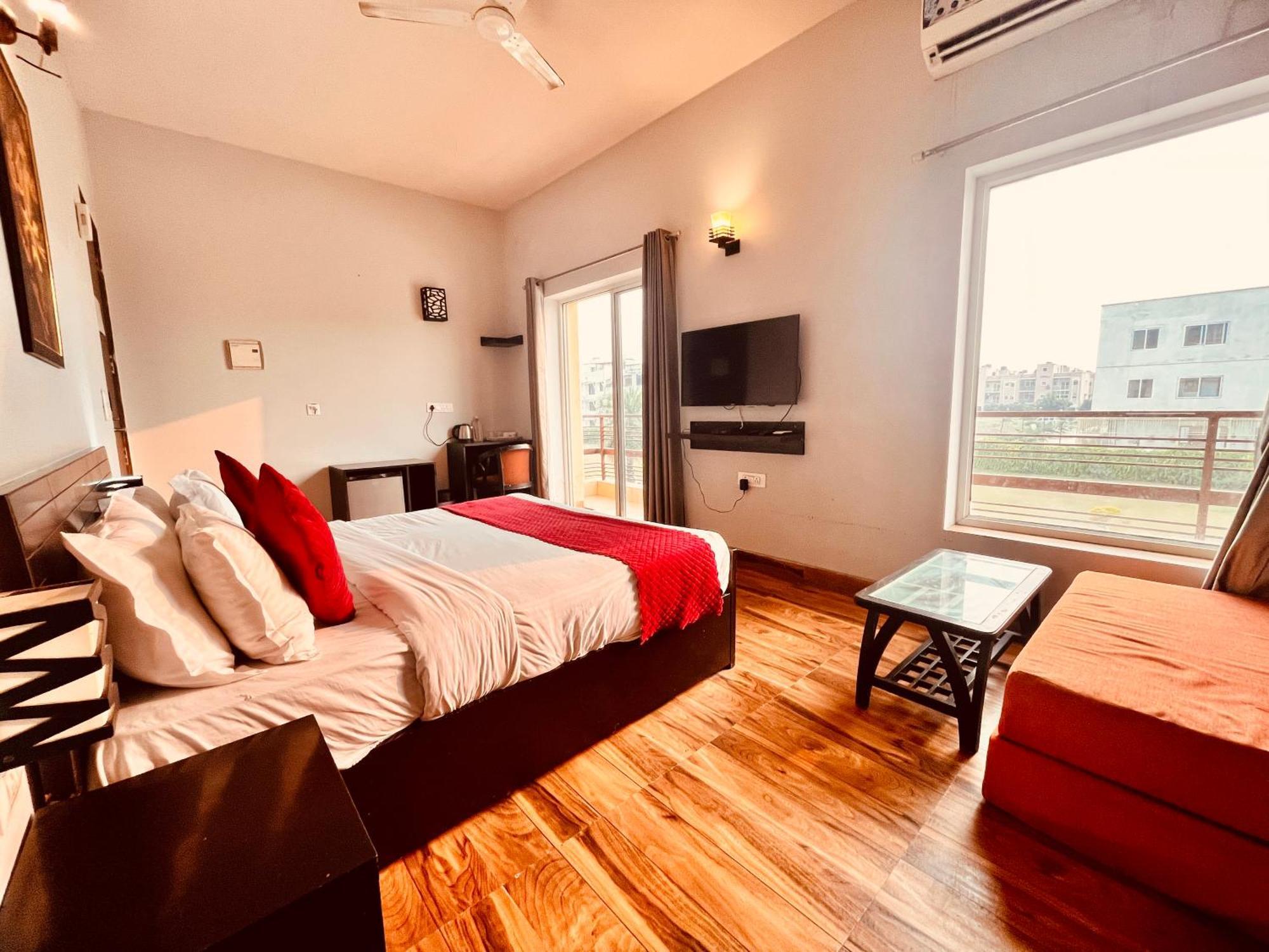 Pearl Grand Boutique Cottage In Omaxe Anandam Vrindavan - #Premium Ac Rooms With Balcony #Big Parking #Lift #Garden #Peaceful Area #Near Prem Mandir #Property Of The Year #Most Awarded 外观 照片