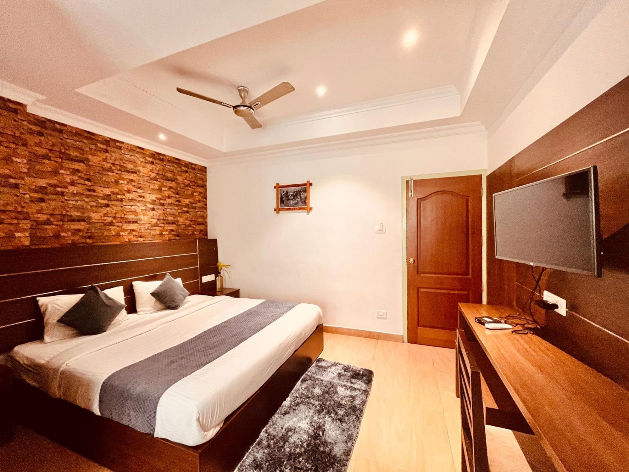 Pearl Grand Boutique Cottage In Omaxe Anandam Vrindavan - #Premium Ac Rooms With Balcony #Big Parking #Lift #Garden #Peaceful Area #Near Prem Mandir #Property Of The Year #Most Awarded 外观 照片