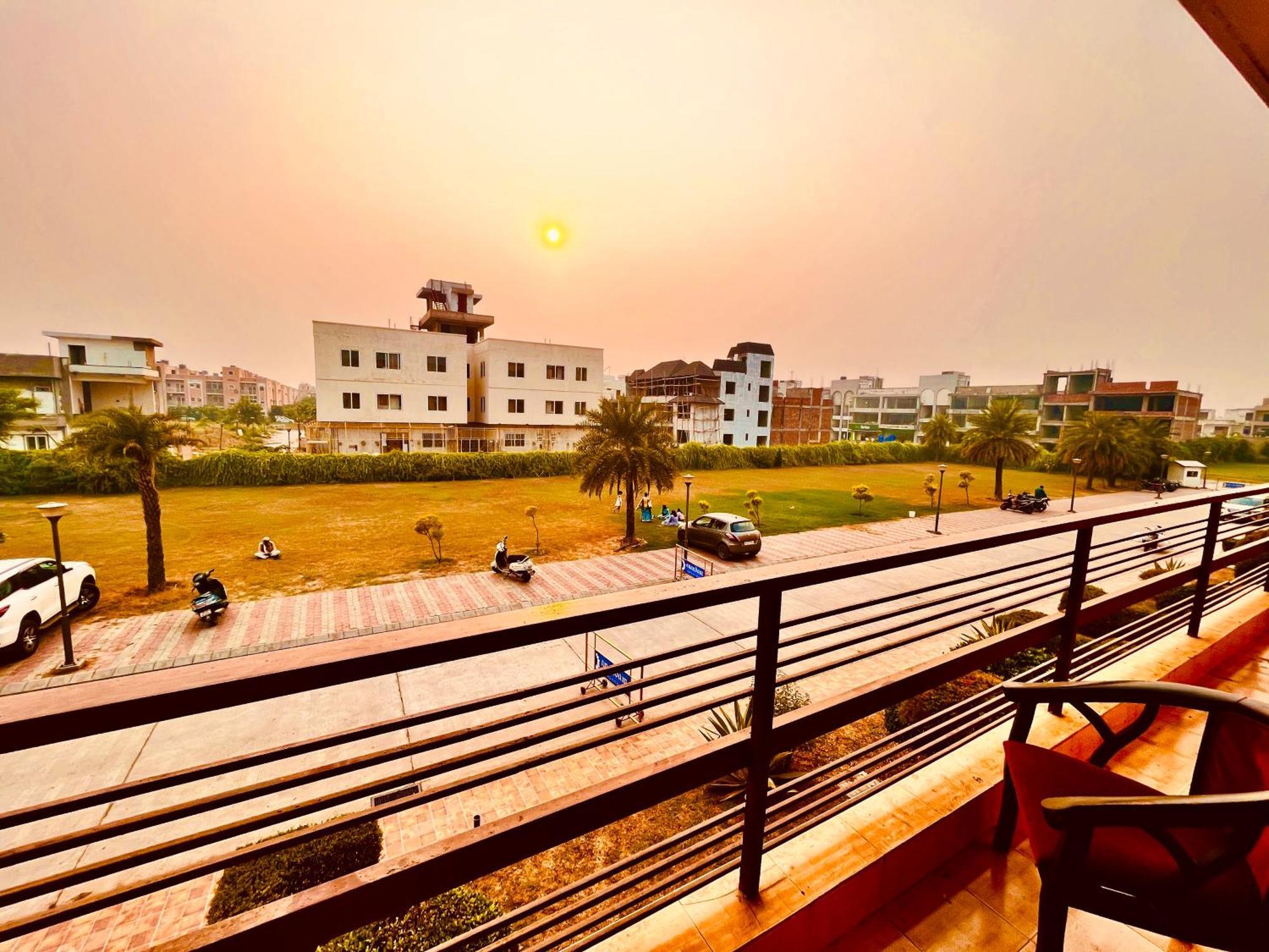 Pearl Grand Boutique Cottage In Omaxe Anandam Vrindavan - #Premium Ac Rooms With Balcony #Big Parking #Lift #Garden #Peaceful Area #Near Prem Mandir #Property Of The Year #Most Awarded 外观 照片