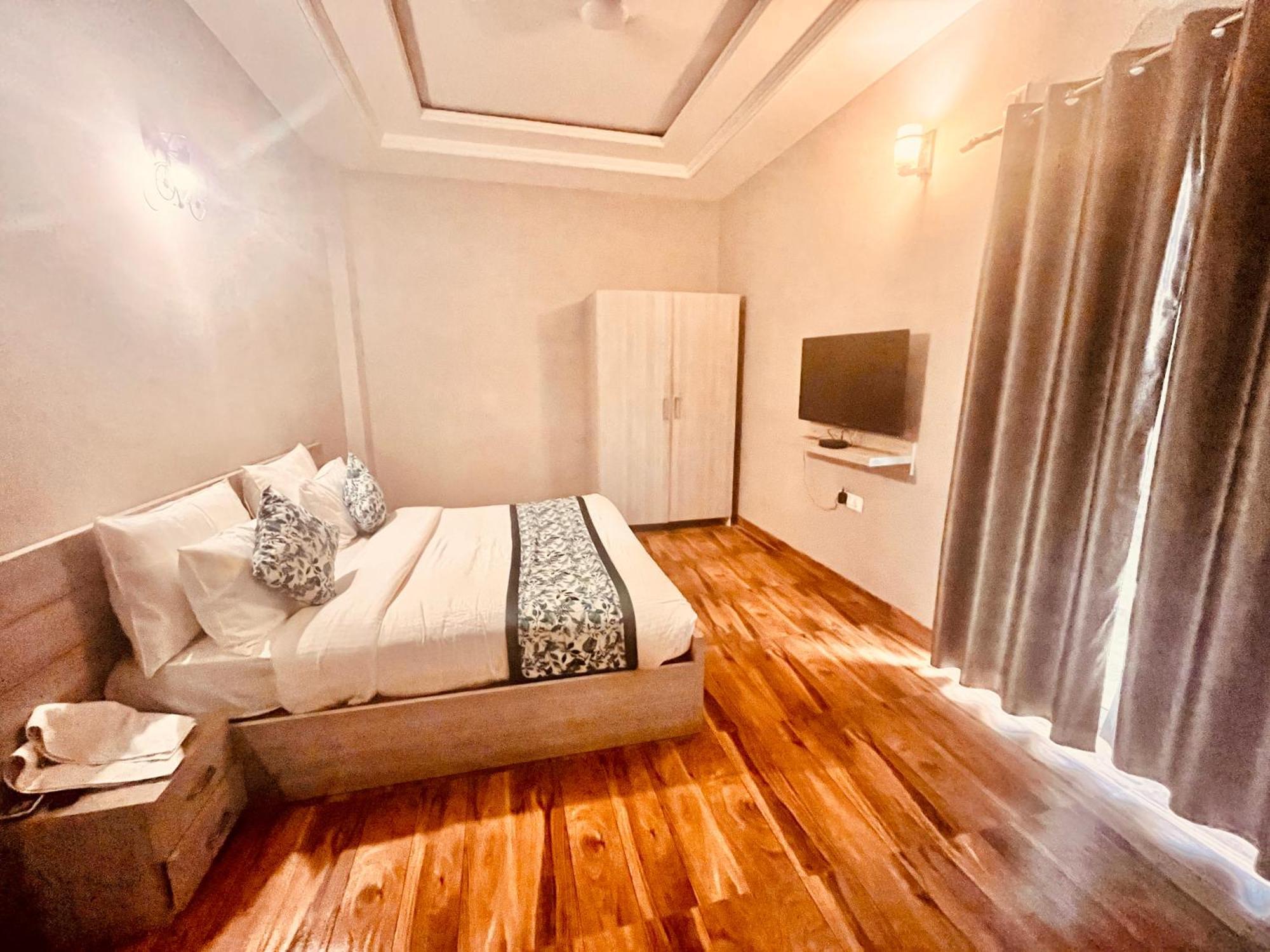 Pearl Grand Boutique Cottage In Omaxe Anandam Vrindavan - #Premium Ac Rooms With Balcony #Big Parking #Lift #Garden #Peaceful Area #Near Prem Mandir #Property Of The Year #Most Awarded 外观 照片