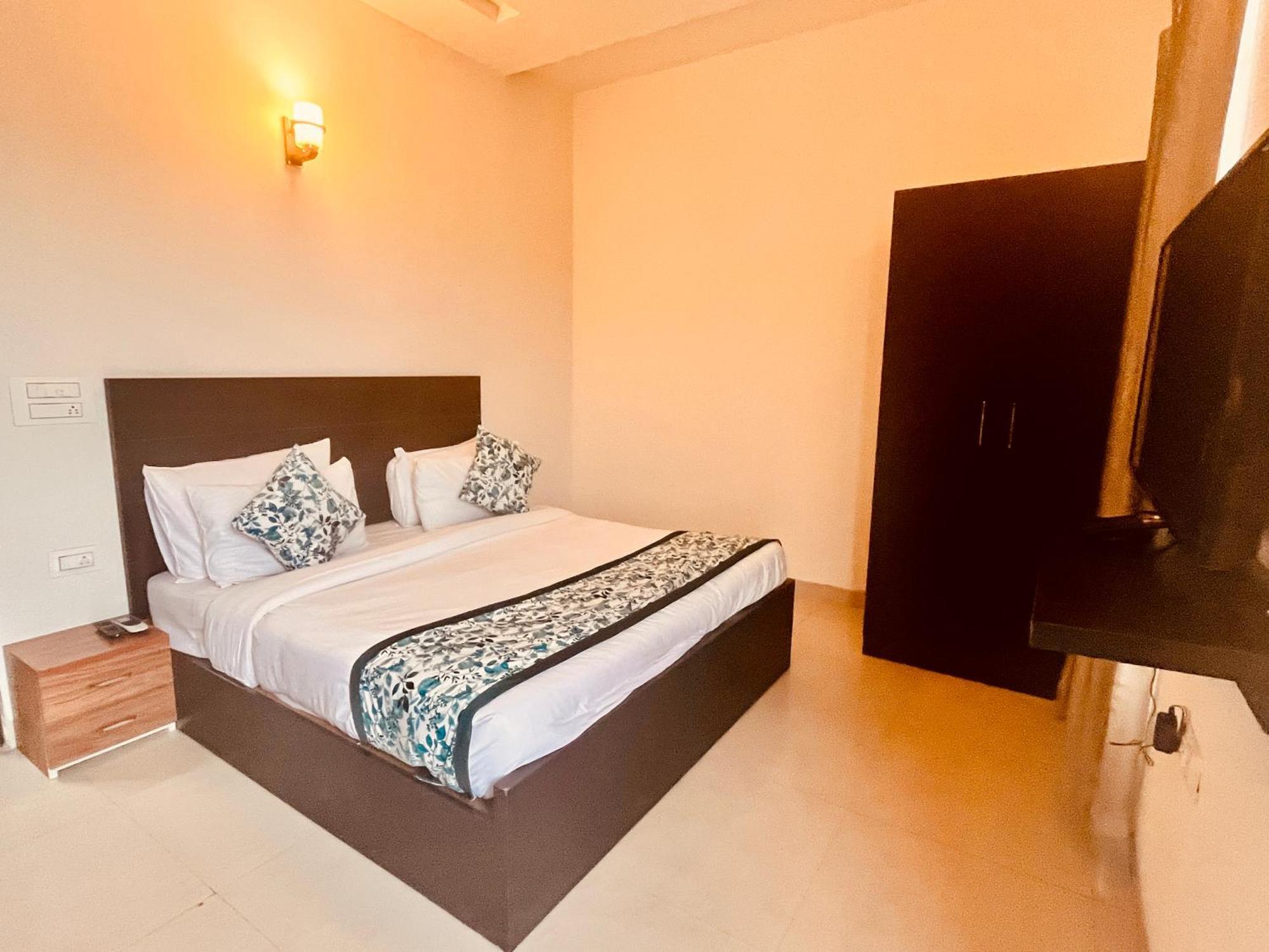 Pearl Grand Boutique Cottage In Omaxe Anandam Vrindavan - #Premium Ac Rooms With Balcony #Big Parking #Lift #Garden #Peaceful Area #Near Prem Mandir #Property Of The Year #Most Awarded 外观 照片