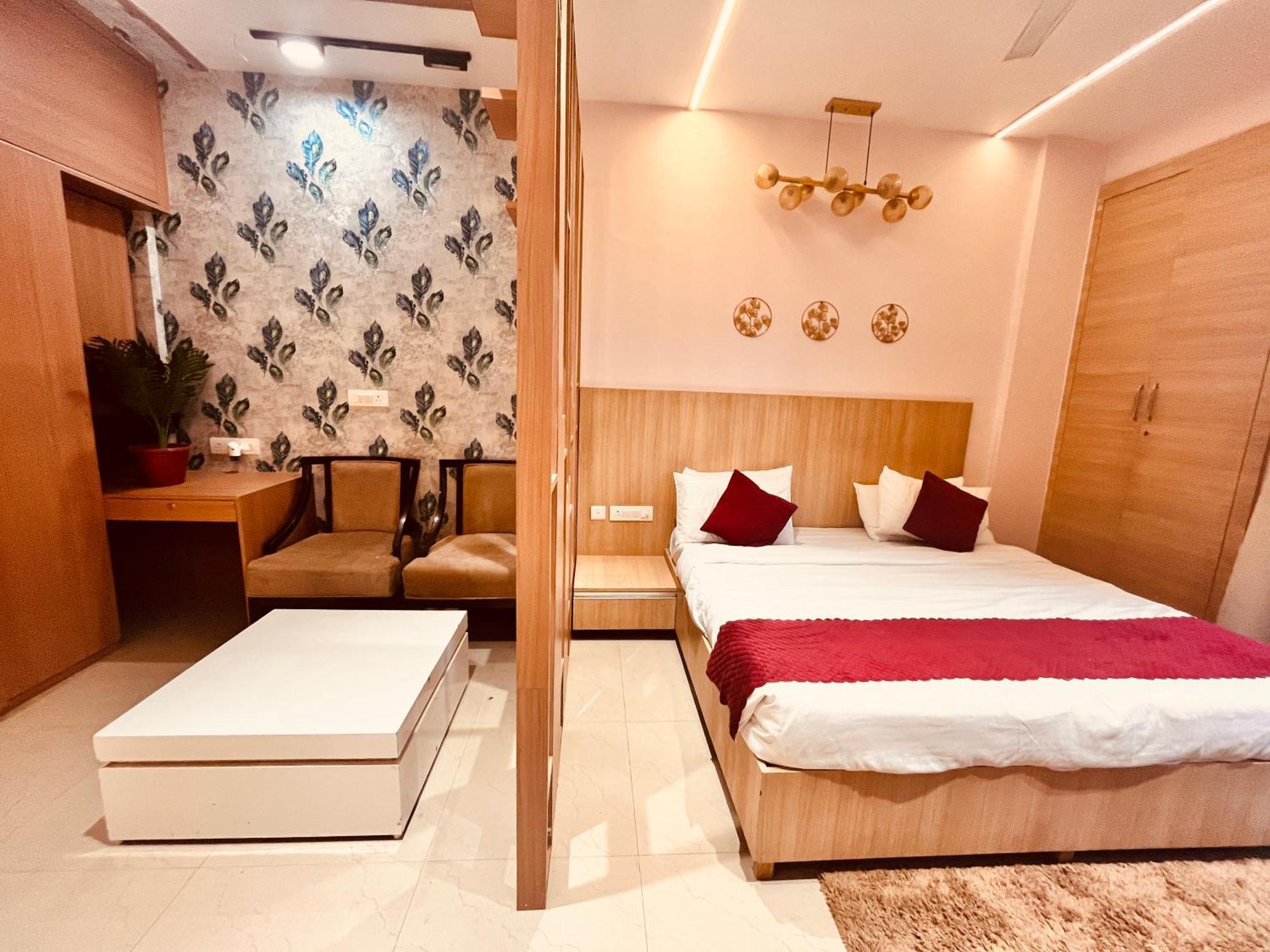 Pearl Grand Boutique Cottage In Omaxe Anandam Vrindavan - #Premium Ac Rooms With Balcony #Big Parking #Lift #Garden #Peaceful Area #Near Prem Mandir #Property Of The Year #Most Awarded 外观 照片