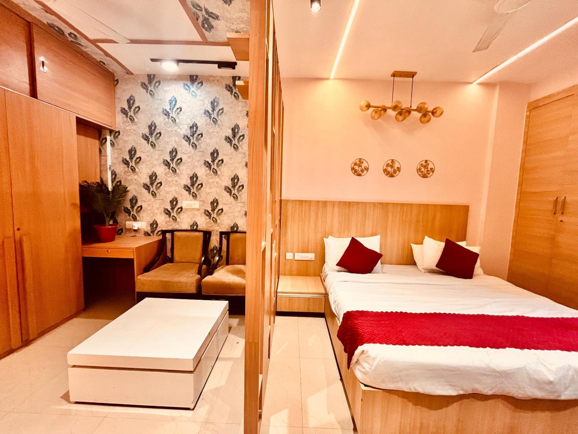 Pearl Grand Boutique Cottage In Omaxe Anandam Vrindavan - #Premium Ac Rooms With Balcony #Big Parking #Lift #Garden #Peaceful Area #Near Prem Mandir #Property Of The Year #Most Awarded 外观 照片