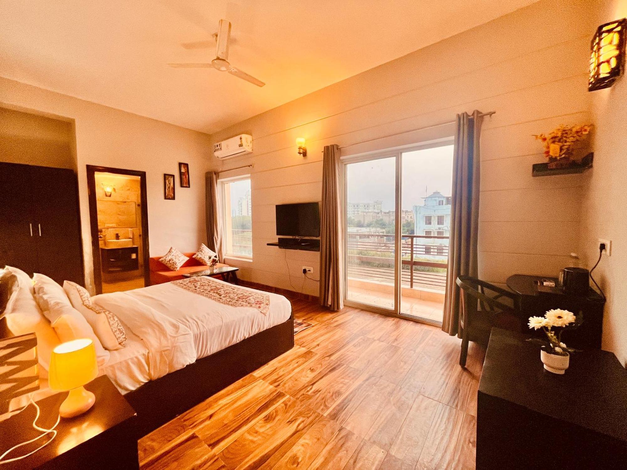 Pearl Grand Boutique Cottage In Omaxe Anandam Vrindavan - #Premium Ac Rooms With Balcony #Big Parking #Lift #Garden #Peaceful Area #Near Prem Mandir #Property Of The Year #Most Awarded 外观 照片