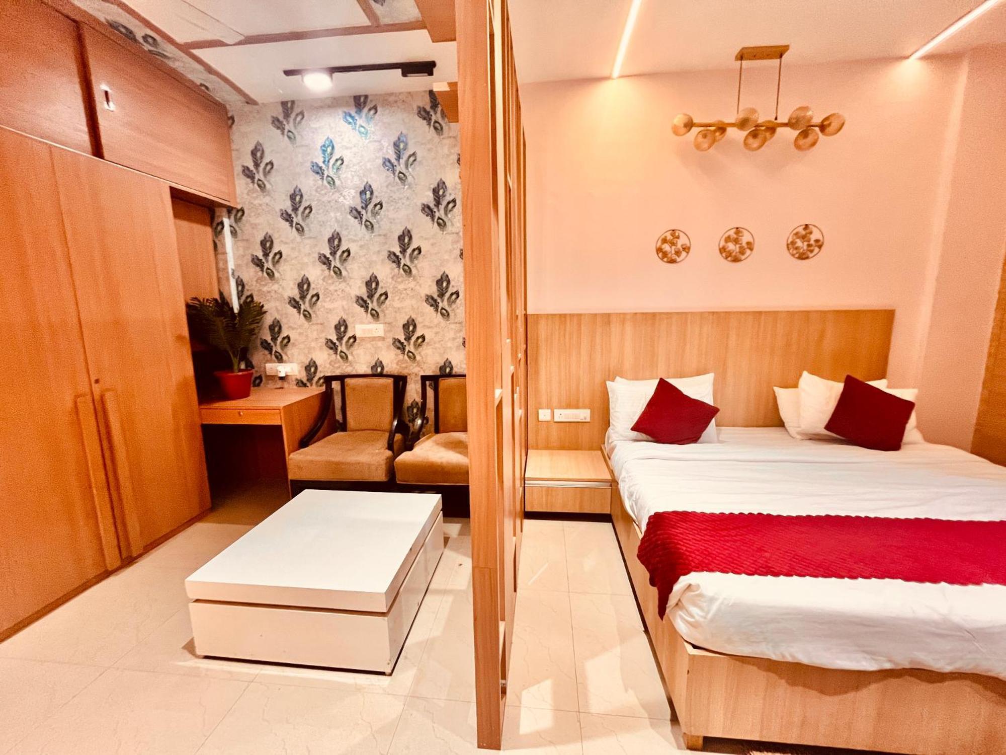 Pearl Grand Boutique Cottage In Omaxe Anandam Vrindavan - #Premium Ac Rooms With Balcony #Big Parking #Lift #Garden #Peaceful Area #Near Prem Mandir #Property Of The Year #Most Awarded 外观 照片