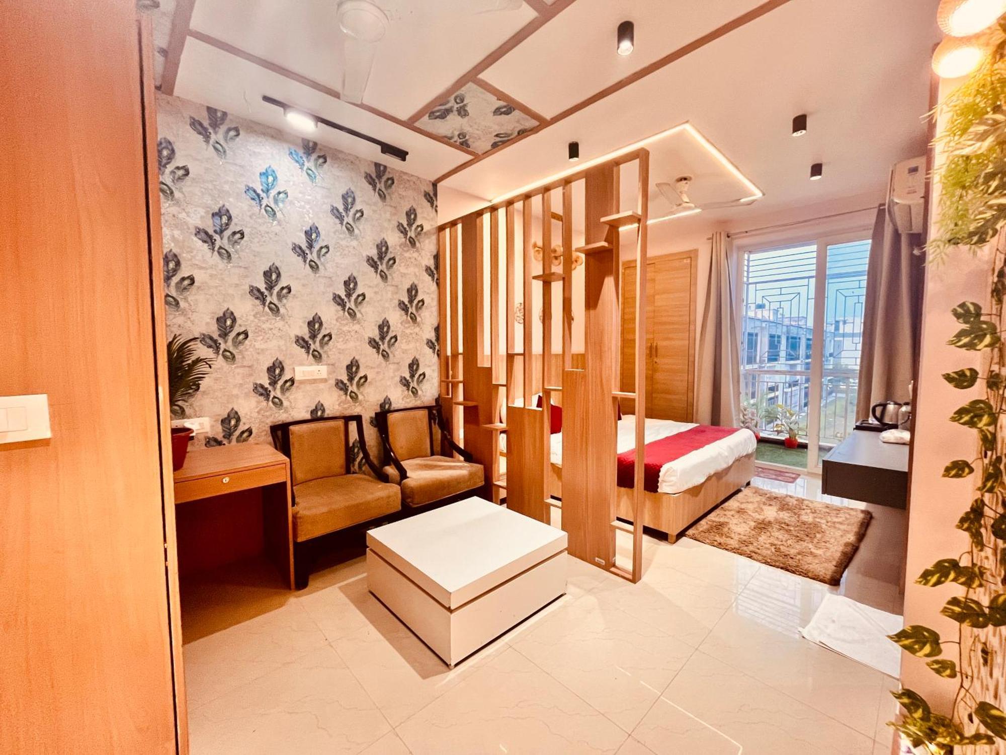 Pearl Grand Boutique Cottage In Omaxe Anandam Vrindavan - #Premium Ac Rooms With Balcony #Big Parking #Lift #Garden #Peaceful Area #Near Prem Mandir #Property Of The Year #Most Awarded 外观 照片
