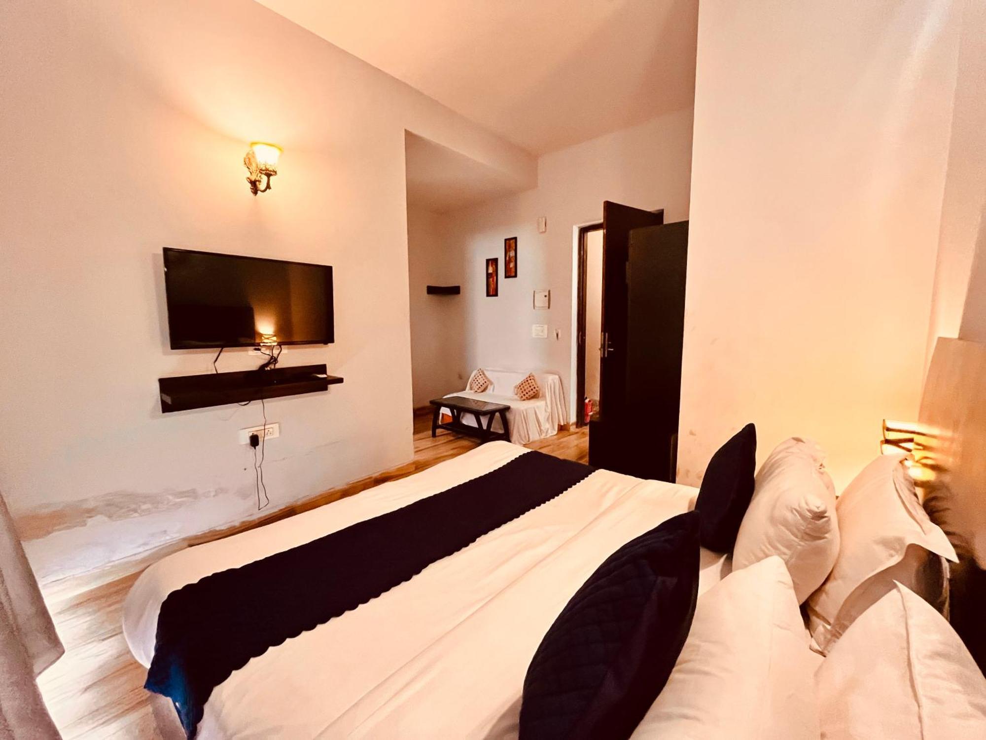 Pearl Grand Boutique Cottage In Omaxe Anandam Vrindavan - #Premium Ac Rooms With Balcony #Big Parking #Lift #Garden #Peaceful Area #Near Prem Mandir #Property Of The Year #Most Awarded 外观 照片