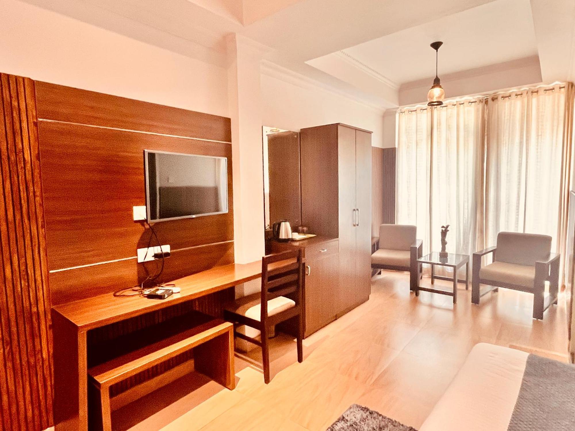 Pearl Grand Boutique Cottage In Omaxe Anandam Vrindavan - #Premium Ac Rooms With Balcony #Big Parking #Lift #Garden #Peaceful Area #Near Prem Mandir #Property Of The Year #Most Awarded 外观 照片